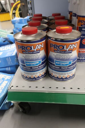 Hylde med div. Plejemidler PRO LAN m.fl.