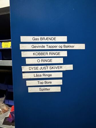 Stålskab med indhold