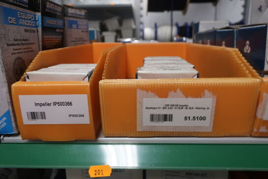 2 stk. hylder med div. varelager