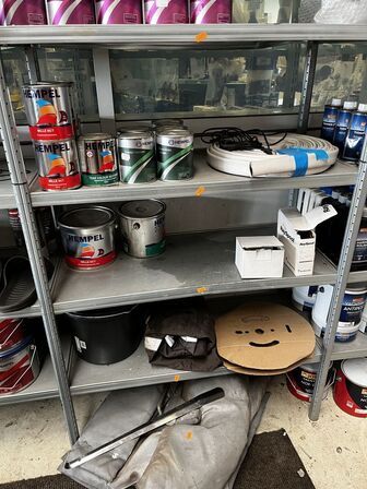 3 stk. hylder med div. Plejemidler HEMPEL m.fl.