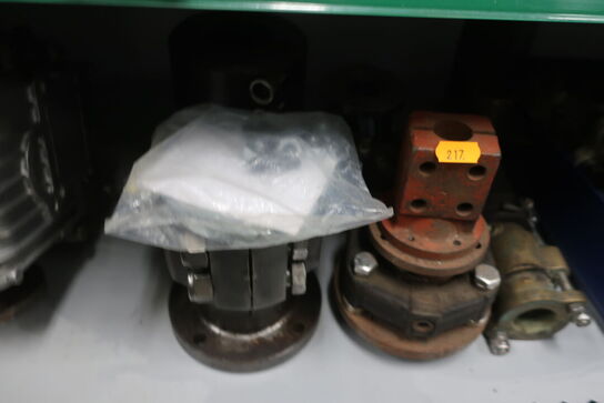 4 stk. hylder med div. varelager