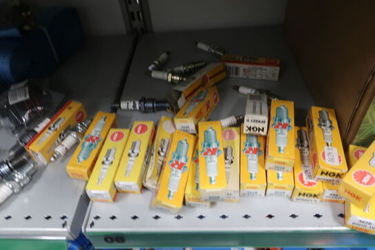 2 stk. hylder med div. varelager