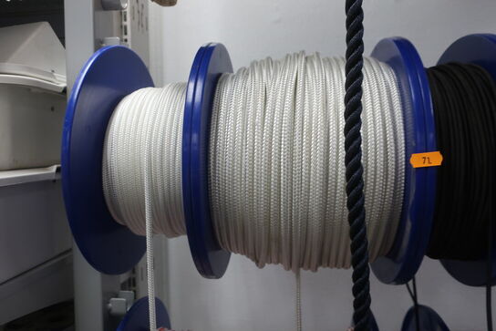 Stand med div. Tov, snor m.m.