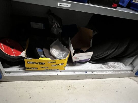 Stålskab med indhold