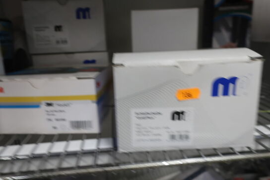 2 stk. hylder med div. Varelager