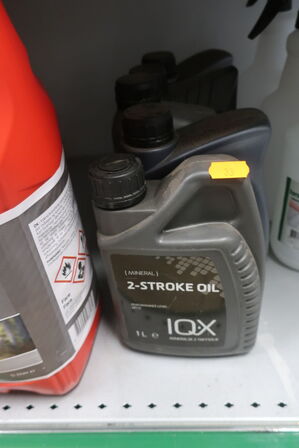 Hylde med div. Olie, benzin m.m.