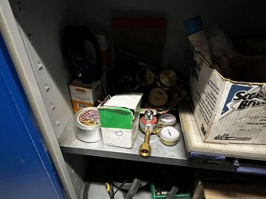 Stålskab med indhold