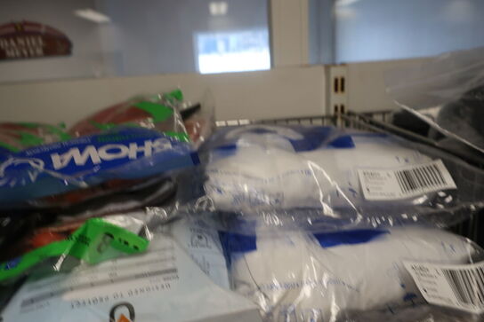 2 stk. hylder med div. Varelager