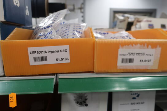 2 stk. hylder med div. varelager