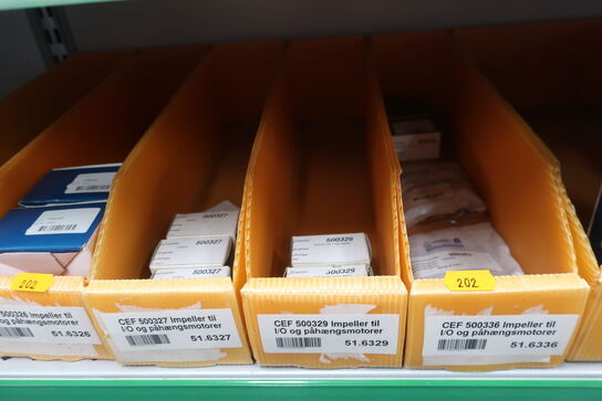 2 stk. hylder med div. varelager