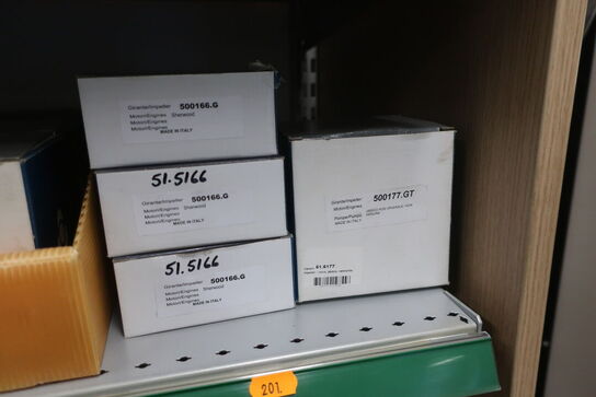 2 stk. hylder med div. varelager