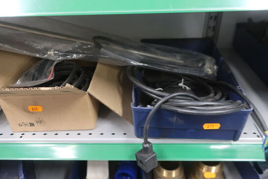 4 stk. hylder med div. varelager