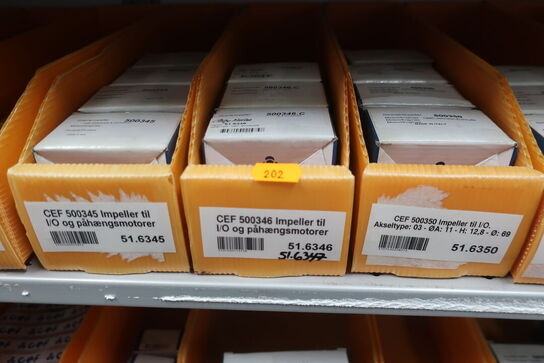 2 stk. hylder med div. varelager