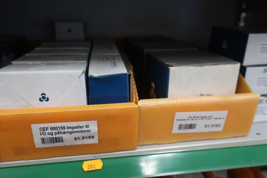 2 stk. hylder med div. varelager