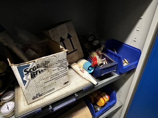 Stålskab med indhold