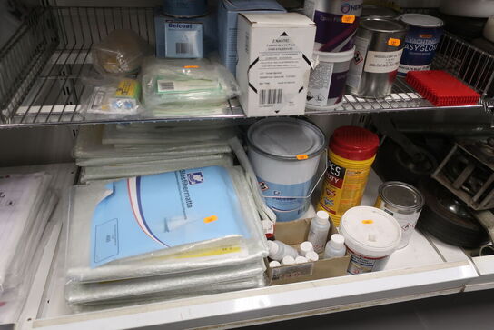 2 stk. hylder med div. Varelager