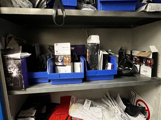 Stålskab med indhold