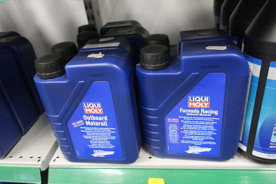 Hylde med div. Plejemidler, olie LIQUI MOLY m.fl.