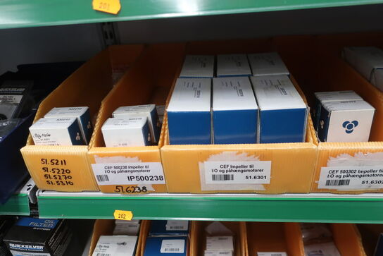 2 stk. hylder med div. varelager