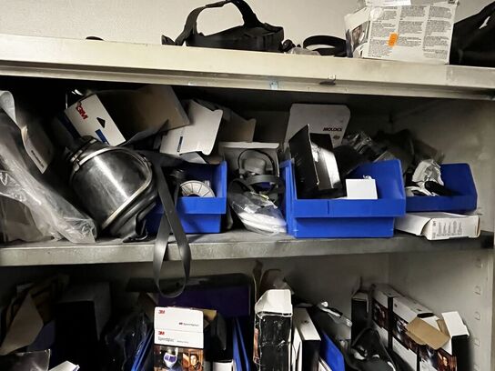 Stålskab med indhold