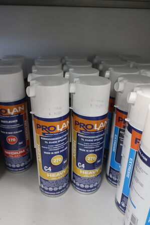 Hylde med div. Plejemidler PRO LAN m.fl.