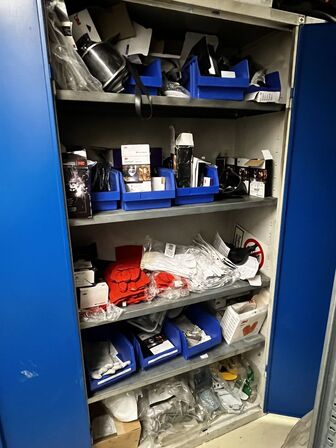 Stålskab med indhold