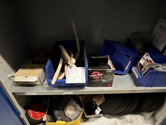 Stålskab med indhold