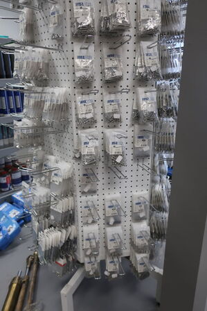 Stand med div. Bolte m.m.