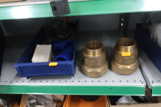 4 stk. hylder med div. varelager