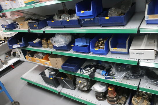 4 stk. hylder med div. varelager