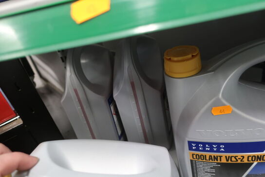 Hylde med div. Olie, kølemiddel LIQUI MOLY, VOLVO PENTA