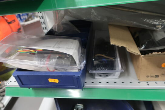 4 stk. hylder med div. varelager