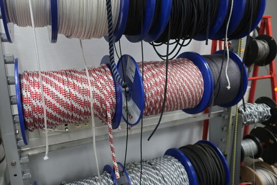 Stand med div. Tov, snor m.m.