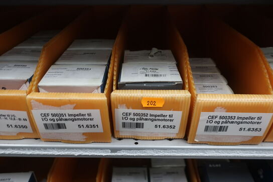 2 stk. hylder med div. varelager