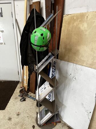 Brochureholder med indhold