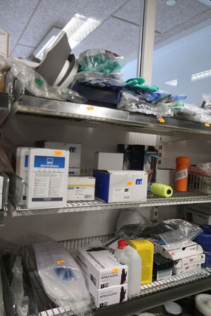 2 stk. hylder med div. Varelager