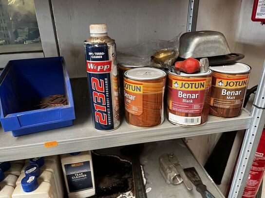 2 stk. Hylder med div. Plejemidler JOTUN m.fl.