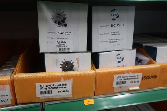 2 stk. hylder med div. varelager