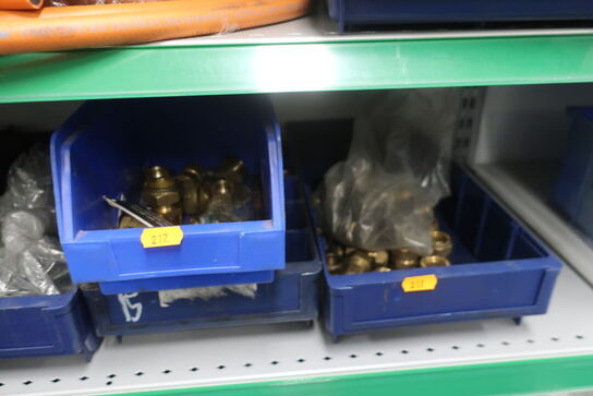 4 stk. hylder med div. varelager