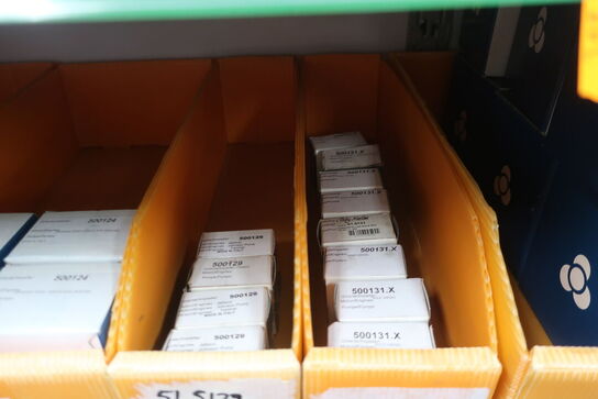 2 stk. hylder med div. varelager