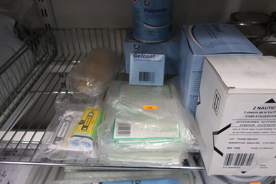 2 stk. hylder med div. Varelager