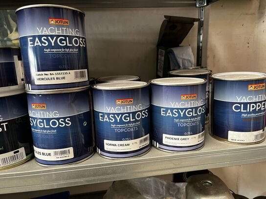 2 stk. Hylder med div. Plejemidler JOTUN m.fl.