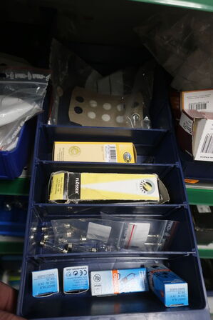 Hylde med div. LED-lamper