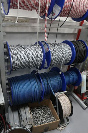 Stand med div. Tov, snor m.m.