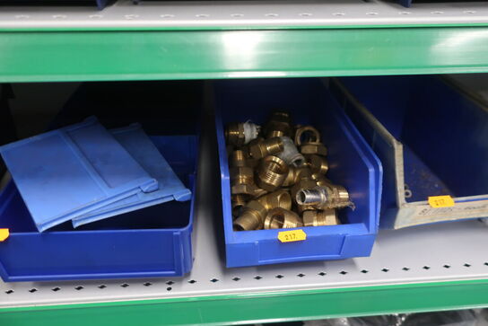 4 stk. hylder med div. varelager