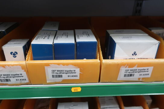 2 stk. hylder med div. varelager