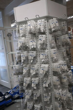 Stand med div. Bolte m.m.