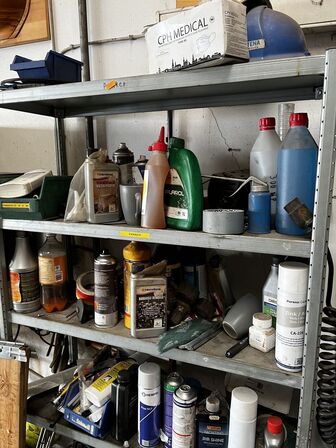 Lagerreol med div. Plejemidler