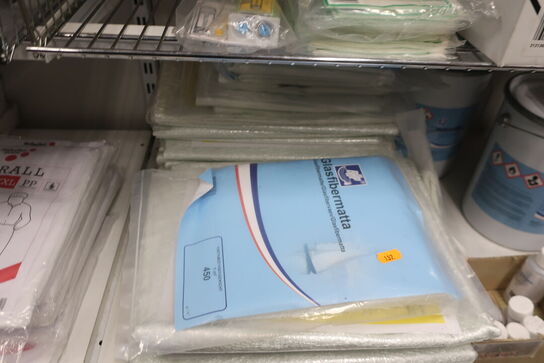 2 stk. hylder med div. Varelager