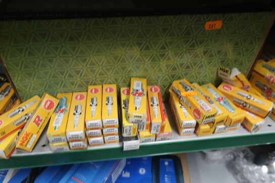 2 stk. hylder med div. varelager